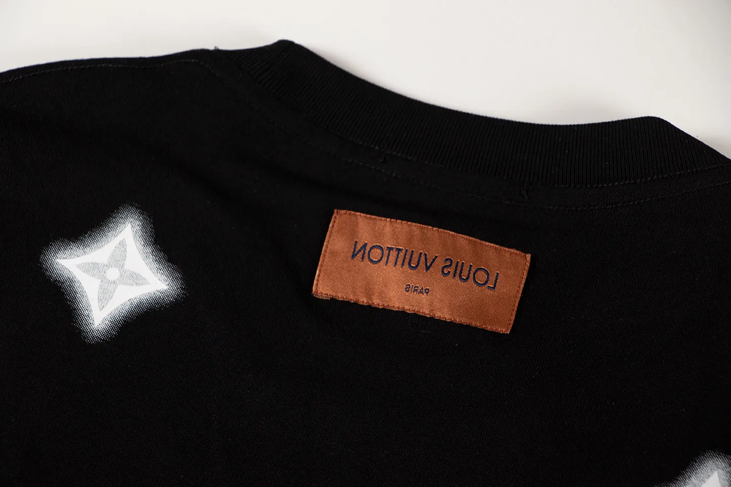 🅿️146 Style: 2026 new LOUIS VUITTON short-sleeved T-shirt Material: High version 300g double yarn combed cotton Size: S～XL Color: Black Style number: H1050